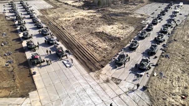 <p>Diese am 22. April 2021 veröffentlichte Handout-Bild vom russischen Verteidigungsministerium zeigt russische Militärfahrzeuge bei Manövern auf der Krim. Das russische Militär führte massive Übungen auf der Krim mit Dutzenden von Marineschiffen und Tausende von Truppen durch.</p>