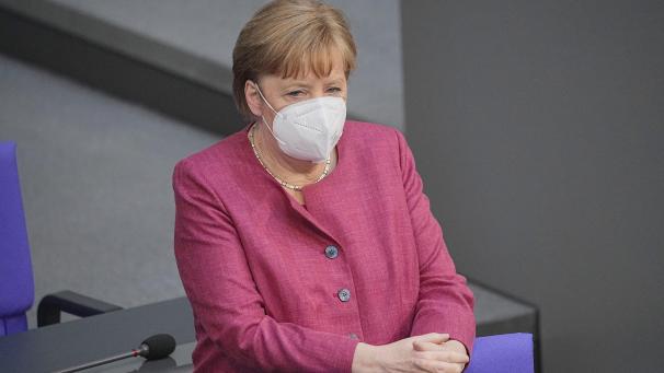 <p>Bundeskanzlerin Angela Merkel (CDU) wartet auf den Beginn einer Sitzung des Bundestags.</p>
