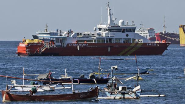 <p>Ein Rettungsschiff fährt los, um sich der Suche nach dem U-Boot KRI Nanggala anzuschließen. Das mit 53 Seeleuten an Bord vermisste indonesische Militär-U-Boot KRI Nanggala liegt vermutlich 600 bis 700 Meter unter Wasser.</p>