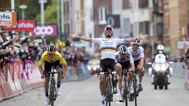 <p>Die Szene ist unvergessen: Weltmeister Julian Alaphilippe jubelt zu früh, Primoz Roglic (links) gewinnt Lüttich-Bastogne-Lüttich.</p>