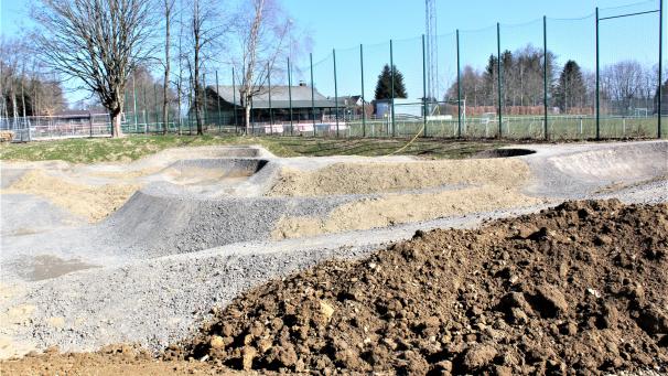 <p>Die Konturen sind schon klar zu erkennen: Am Sportplatz in Kalterherberg entsteht ein Pumptrack.</p>