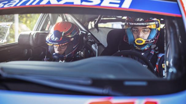 <p>Das Duo Neuville-Wydaeghe liegt in Führung.</p>