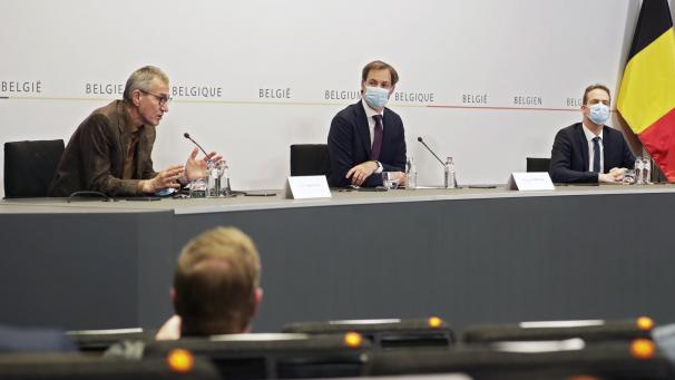 <p>Oliver Paasch (ganz rechts) bei der Pressekonferenz nach dem Konzertierungsausschuss neben Premier Alexander De Croo (Mitte) und Gesundheitsminister Frank Vandenbroucke</p>