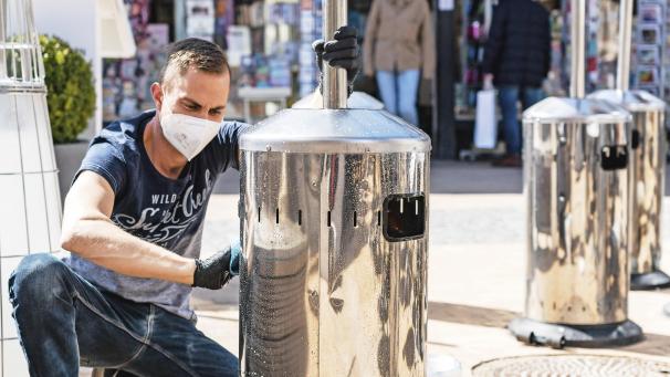 <p>Wärmestrahler werden blank geputzt: Die Außengastronomie darf am 8. Mai wieder öffnen</p>