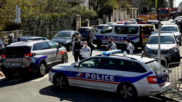 <p>Französische Polizisten sperren eine Straße in der Nähe einer Polizeistation, nachdem eine Mitarbeiterin der Polizei auf einer Polizeiwache getötet worden ist.</p>