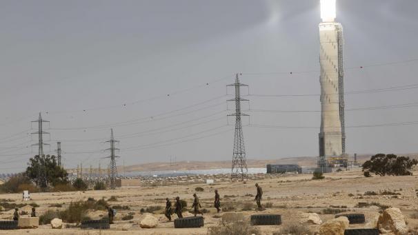 <p>Israelische Soldaten gehen über ein Gelände in der Nähe der im Süden Israels gelegenen Stadt Ashalim. In der Nacht zum 22. April war eine aus Syrien abgeschossene Flugabwehrrakete nahe einem Atomreaktor im Süden Israels niedergegangen.</p>