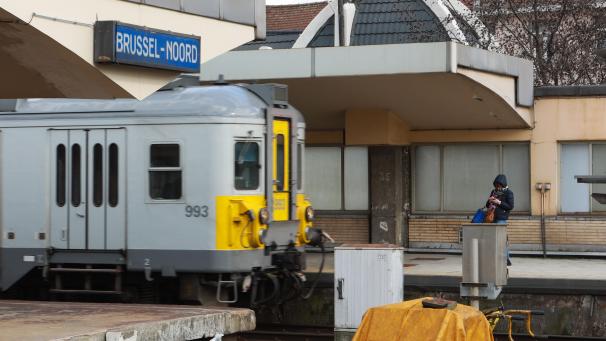 <p>Ein Vorfall im Bahnhof von Brüssel-Nord sorgt dafür, dass die SNCB Tests für ein neues Abfahrtssystem erst einmal auf Eis legt.</p>