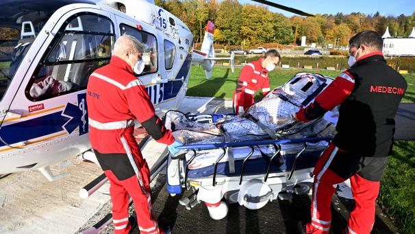 <p>Ein Covid-19-Patient wird zu einem Hubschrauber geschoben, um vom CHU-Krankenhaus in Lüttich zur Weiterbehandlung nach Köln geflogen zu werden. Aufgrund der Situationen auf den Intensivstationen des Landes könnten Patienten wieder nach Deutschland verlegt werden.</p>