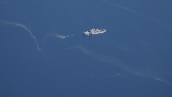 <p>Ein indonesisches Marineschiff sucht nach dem vermissten Militär-U-Boot KRI Nanggala vor der Küste Balis.</p>