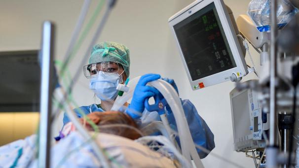 <p>Ein Blick in das Brüsseler Krankenhaus Etterbeek-Ixelles: Die Lage auf den Intensivstationen im Land ist seit Wochen kritisch.</p>