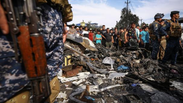 <p>Irakische Sicherheitskräfte und Schaulustige inspizieren den Tatort eines Bombenanschlags im Stadtteil Sadr City, im Osten von Bagdad.</p>