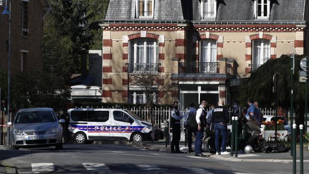 <p>Polizisten versammeln sich vor der Polizeistation in der Nähe von Paris.</p>