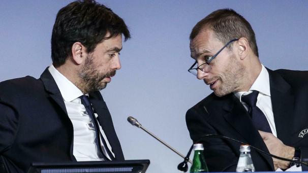 <p>Aleksander Ceferin (rechts) im Gespräch mit Andrea Agnelli</p>