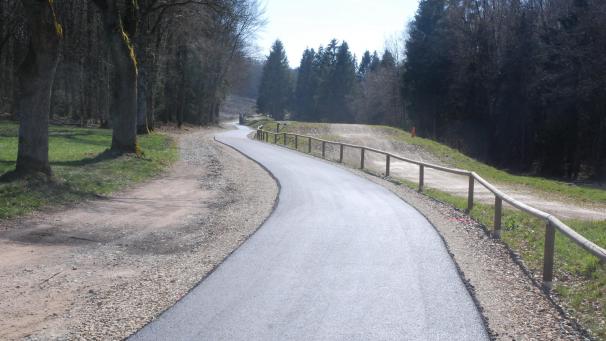 <p>Das Teilstück von Poteau bis (Recht, hier an der Motocrossstrecke) wurde in der vergangenen Woche asphaltiert.</p>