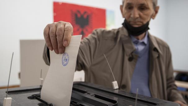 <p>Ein Mann wirft seinen Stimmzettel in eine Wahlurne. In Albanien hat die Parlamentswahl begonnen.</p>