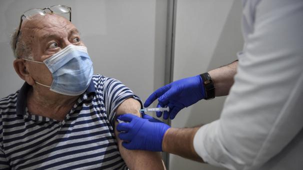 <p>Der Impfstoff Sputnik V soll zum Exportschlager werden, doch derzeit ist das Vakzin auch in Russland noch knapp.</p>