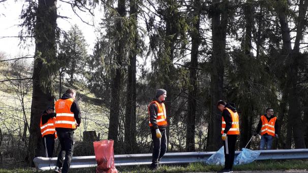 <p>Die Straßenränder in Berg wurden von Unrat befreit.</p>