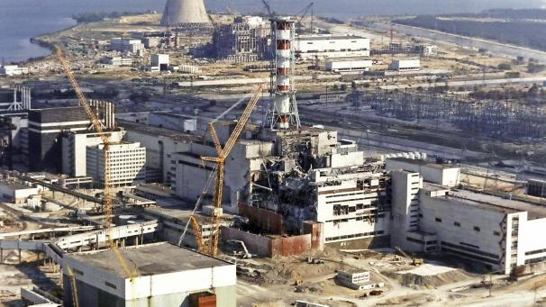 <p>Reparaturarbeiten Anfang Oktober am explodierten ukrainischen Atomkraftwerk Tschernobyl. Eine bis heute beispiellose Explosion mit anschließendem Großfeuer schleuderten vor 35 Jahren radioaktive Teilchen in die Luft.</p>