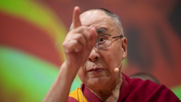 <p>Gibt ein Interview: Dalai Lama, geistiges Oberhaupt der Tibeter.</p>