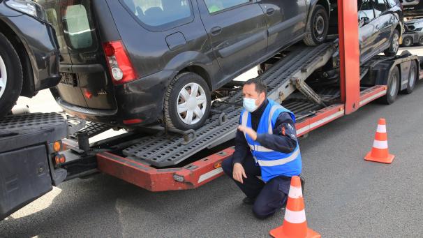 <p>Michaël Collette kontrolliert zahlreiche Lastwagen. Reifendruck, die Sicherung der Ladung oder die Tankfüllung werden begutachtet.</p>