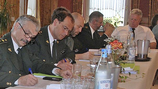 <p>Seit dem Jahr 2000 hatte Leo Schlembach (vorne) die Leitung der Forstdirektion Malmedy-Büllingen inne. Diensttuend wird der Malmedyer Forstamtsleiter Joël Verdin (3.v.l.) die Direktion übernehmen. Auf diesem Archivfoto erkennt man außerdem die Forstamstleiter René Dahmen (2.v.l., Elsenborn), Christoph Pankert (2.v.r., Büllingen) und Pascal Mertes (ganz rechts, St.Vith).</p>