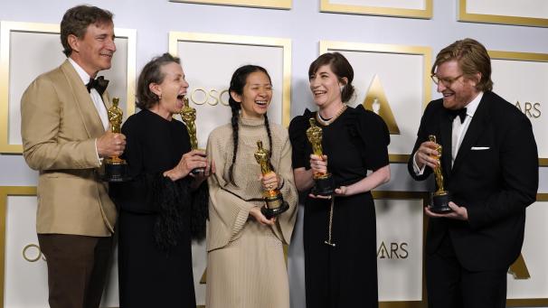 <p>Schauspieler und Filmproduzent Peter Spears (v.l.n.r.), Schauspielerin Frances McDormand, Regisseurin Chloe Zhao, Filmproduzentin Mollye Asher und Produzent Dan Janvey mit dem Oscar für den besten Film für „Nomadland“ im Presseraum bei den Oscars in der Union Station</p>