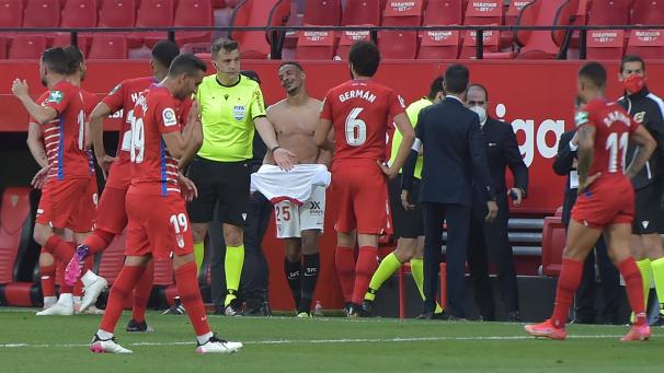 <p>Vier Minuten Nachspielzeit waren angezeigt, der Schiedsrichter pfiff jedoch nach drei ab. Der FC Granada protestierte und durfte eine Minute nachspielen.</p>