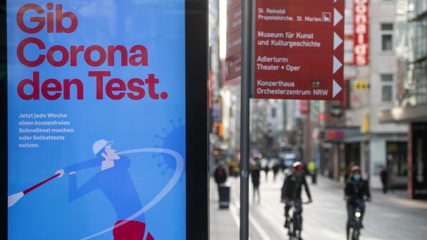 <p>„Gib Corona den Test“ ist auf einem Werbebanner des Bundesgesundheitsministeriums auf einem Display in der Dortmunder Innenstadt zu lesen.</p>