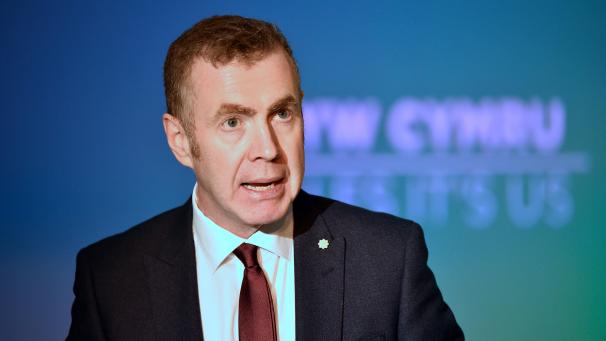 <p>Adam Price, Vorsitzender der Partei Plaid Cymru, spricht vor den Wahlen auf einer Parteiveranstaltung.</p>