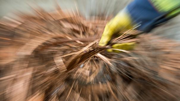 <p>Ein Mann zieht Kupferdrähte auf einem Recyclinghof: Der Kupferpreis steigt in Zeiten guter Konjunktur bzw. guter Wirtschaftsaussichten.</p>