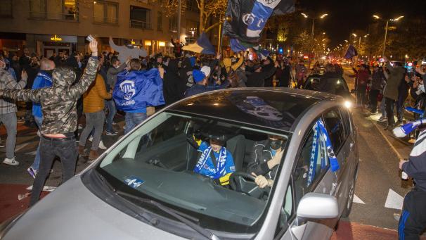 <p>Ausnahmezustand in Genk: Die Fans der Limburger ließen es am Sonntagabend auf den Straßen krachen.</p>