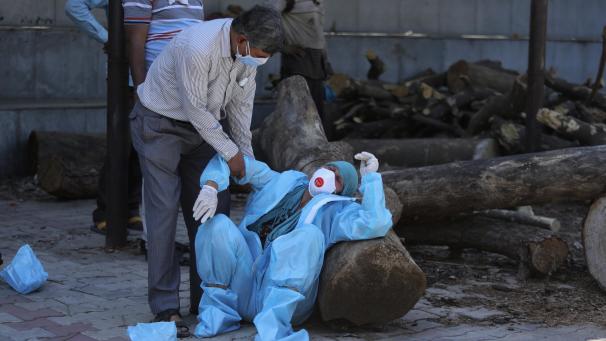 <p>Ein Angehöriger eines verstorbenen Corona-Patienten bricht weinend zusammen. Das Gesundheitssystem des Schwellenlandes ist völlig überlastet. Es fehlt an Betten, antiviralen Medikamenten und medizinischem Sauerstoff.</p>