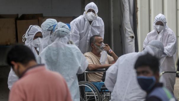 <p>Das indische Gesundheitssystem ist völlig überlastet. Es fehlt an Betten, antiviralen Medikamenten und medizinischem Sauerstoff.</p>