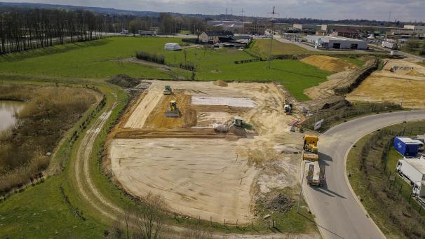 <p>An der Baustelle werden Erdmassen verschoben. Im Frühjahr 2022 soll das Gebäude fertig sein.</p>