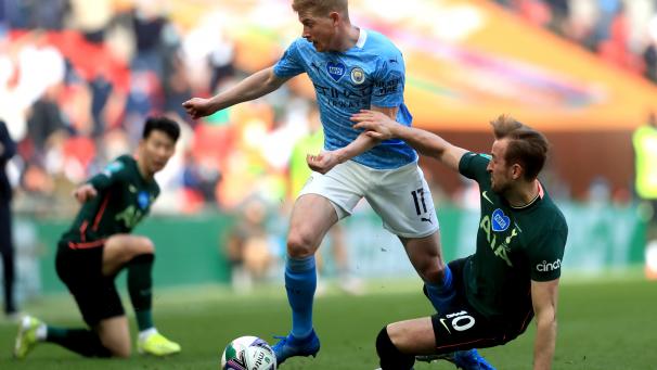<p>Kevin De Bruyne im Zweikampf mit Harry Kane</p>