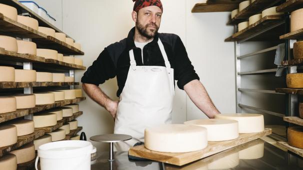 <p>Mindestens zwei und bis zu zehn Monate bleiben die Laibe im Reiferaum. Die älteren Käse sind sehr gefragt.</p>