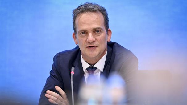 <p>Oliver Paasch bei der Vorstellung der ersten Haushaltsanpassung im laufenden Jahr am Montagabend im Parlament der Deutschsprachigen Gemeinschaft: „Ich bin immer sehr dafür gewesen, unnötige Ausgaben zu streichen, Schwerpunkte festzulegen und den Haushalt konsequent zu durchforsten. Aber die DG kaputt sparen, das ist mit uns nicht zu machen.“ Foto: David Hagemann</p>