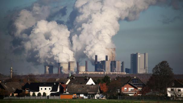 <p>Hinter einer Wohnsiedlung bei Bergheim steigt Dampf aus dem Kraftwerk Niederaußem des Energieversorgungskonzerns RWE. Der Braunkohleabbau soll nach und nach aufhören. Von den direkt betroffenen etwa 9.000 Arbeitsplätzen vor Ort wird ein Teil bereits in den kommenden Jahren verloren gehen.</p>