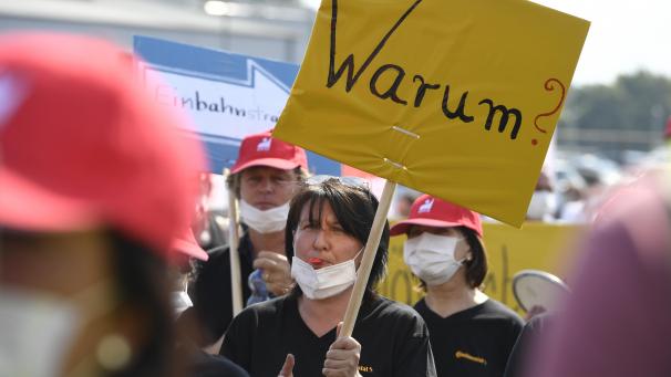 <p>Mitarbeiter des Reifenherstellers Continental protestieren mit einem Schild mit der Aufschrift „Warum?“, während einer öffentlichen Informationsveranstaltung des Betriebsrats zur geplanten Schließung des Werkes Ende 2021.</p>