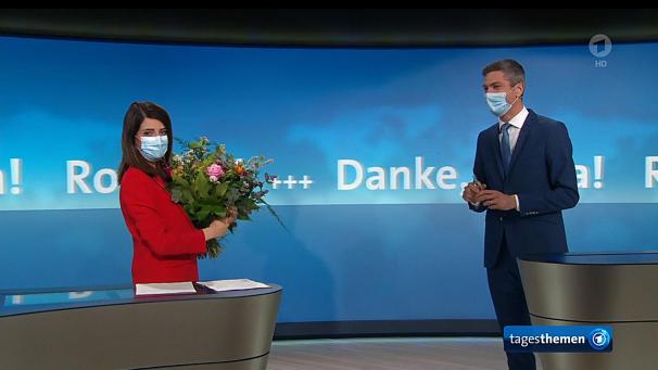 <p>Das Standbild der Tagesthemen-Sendung vom 26.04.2021 zeigt „Tagesthemen“-Moderator Ingo Zamperoni, der Moderatorin Linda Zervakis in ihrer letzten Sendung mit einem Blumenstrauß verabschiedet.</p>