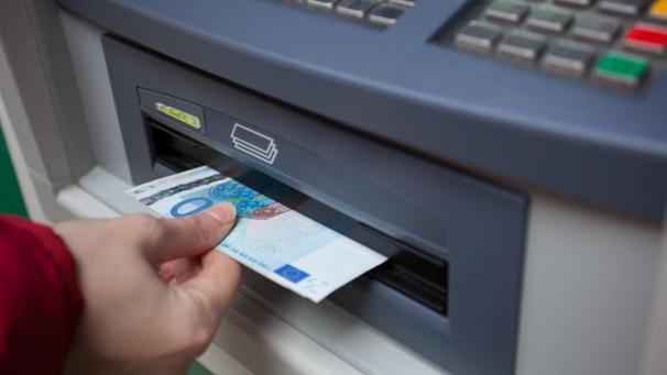 <p>Geldautomaten in den Bahnhöfen</p>