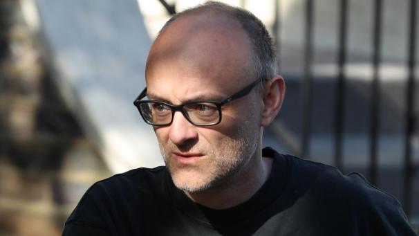 <p>Dominic Cummings, seinerzeit Leitender Berater von Johnson, verlässt im Mai 2020 sein Haus im Norden Londons: Jetzt wehrte sich Cummings öffentlich gegen die Vorwürfe und nahm sie zum Anlass, nun erst Recht auszupacken.</p>