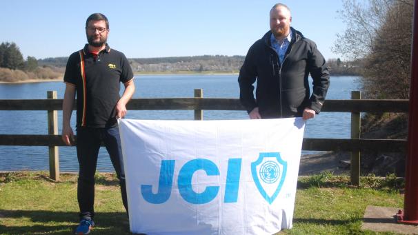 <p>Die JCI St.Vith Eifel-Ardennen (hier Präsident Mario Jates/links und Kommissionsleiter Frédéric Masson am Bütgenbacher See) richtet ihren Fokus in diesem Jahr gezielt auf das Jahresthema „Wasser und Nachhaltigkeit“.</p>