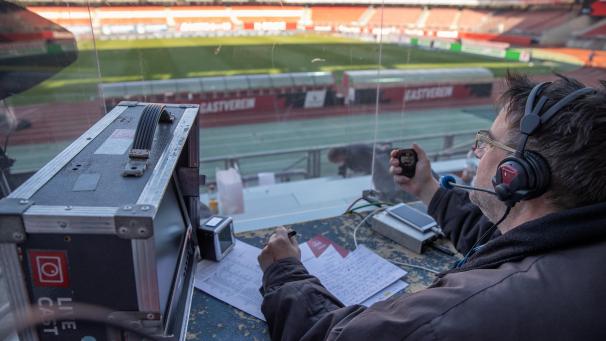 <p>Michael Küster, Hörfunkreporter des Bayerischen Rundfunks BR, sitzt auf der Pressetribüne für die aktuelle Fußball-Berichterstatung im Radio des Spiel der 2. Bundesliga 1. FC Nürnberg - Holstein Kiel.</p>