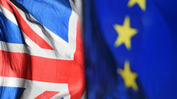 <p>Eine Flagge der Europäischen Union und eine Flagge von Großbritannien wehen vor dem Parlament in Westminster.</p>