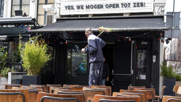<p>Zurück auf die Terrasse: In Amsterdam haben Gastronomen ihr Lokal vor der Wiedereröffnung auf Vordermann gebracht.</p>