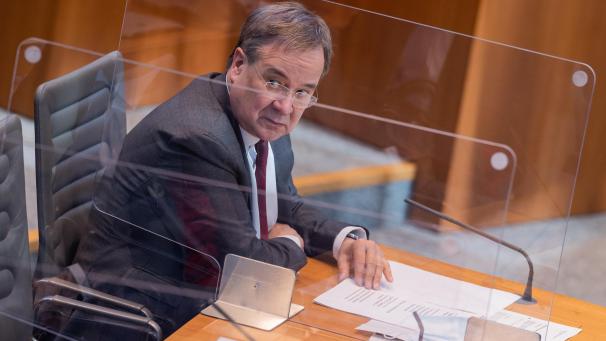 <p>CDU-Chef Armin Laschet: „Wenn die ganze Gesellschaft zusammenhalten soll in dieser Frage, darf es nicht von der Postleitzahl abhängen, wo die Inzidenzen hoch sind.“</p>