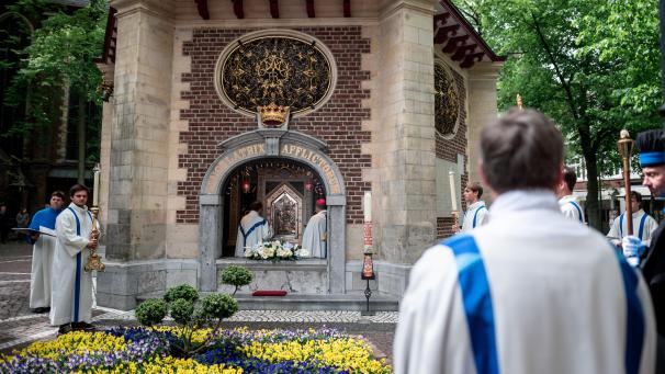 <p>Der Bischof von Limburg hält ein Gebet in der Gnadenkapelle auf dem Kapellenplatz in Kevelaer.</p>