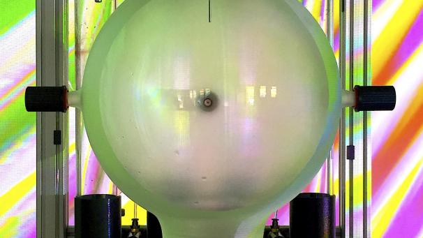 <p>Der Sound- und Videokünstler Ludwig Kuckartz und die RWTH Aachen haben gemeinsam eine Apparatur entwickelt und produziert, die es dem Künstler möglich macht, seine Sounds in flüssige Bilder umzusetzen. Am 2. Mai ist das visuelle Sound-Laboratorium im Rahmen der Open Art- Sunday in der Galerie vorn und oben besichtigt werden.</p>