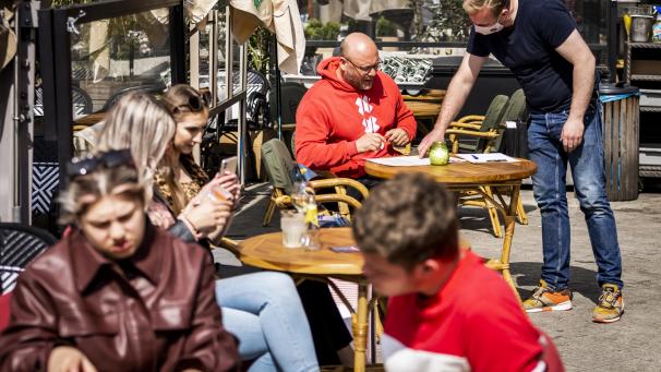 <p>In den Niederlanden sind die Außenterrassen der Gastronomie seit Mittwoch wieder geöffnet, allerdings nur bis 18 Uhr.</p>